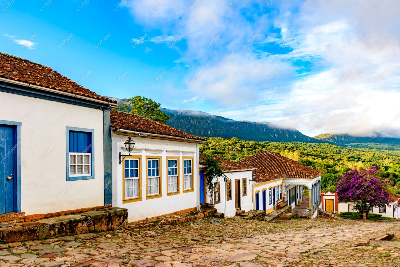 Tiradentes, Minas Gerais: Rua colonial com fachadas brancas e detalhes coloridos
