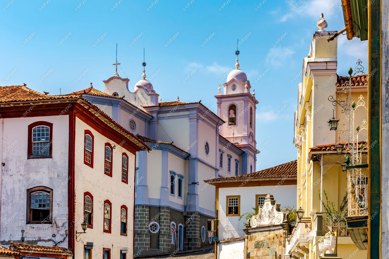 Diamantina, Minas Gerais: Vista encantadora da cidade histórica com igreja imponente e céu azul