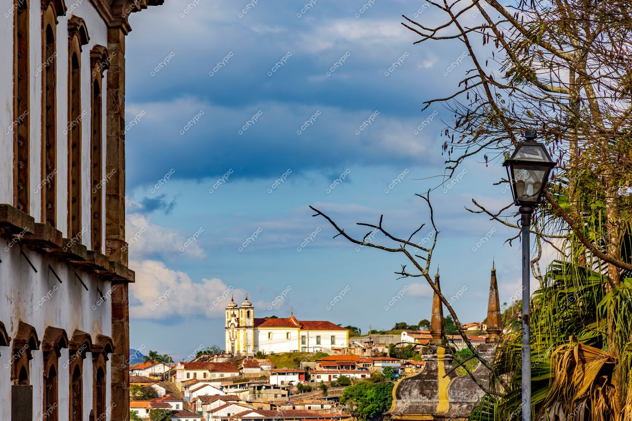 Ouro Preto, Minas Gerais: Vista panorâmica da cidade histórica com destaque para a Igreja São Francisco de Assis