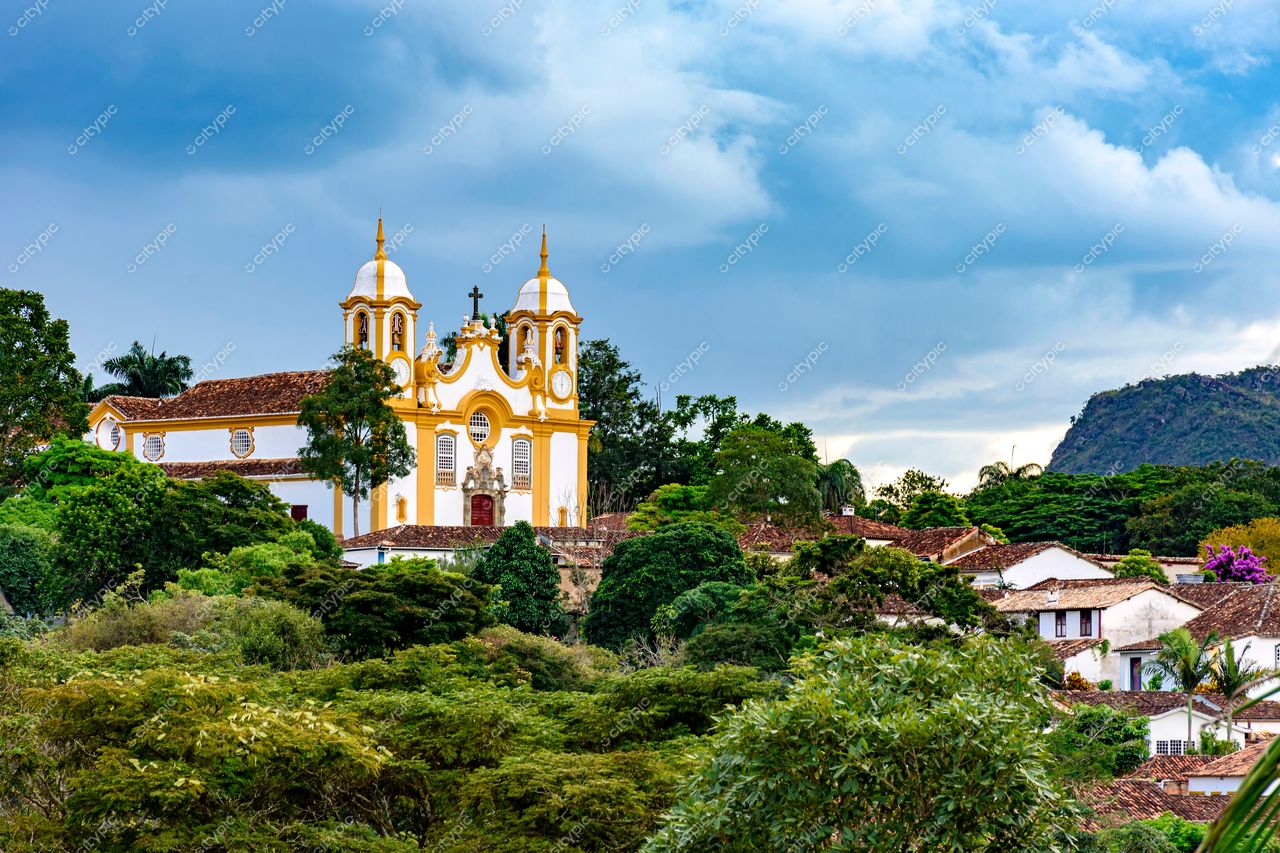 Tiradentes, Minas Gerais: Igreja colonial em destaque na paisagem serena da cidade histórica