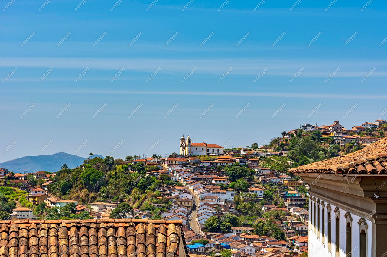 Ouro Preto, Minas Gerais: Vista panorâmica da cidade histórica e suas casas coloridas de telhados de barro