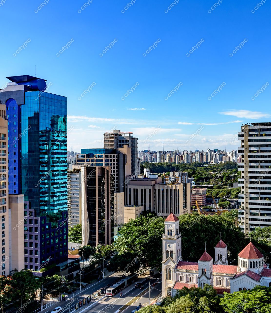Contrastes Urbanos: O Encontro entre o Moderno e o Clássico na Cidade