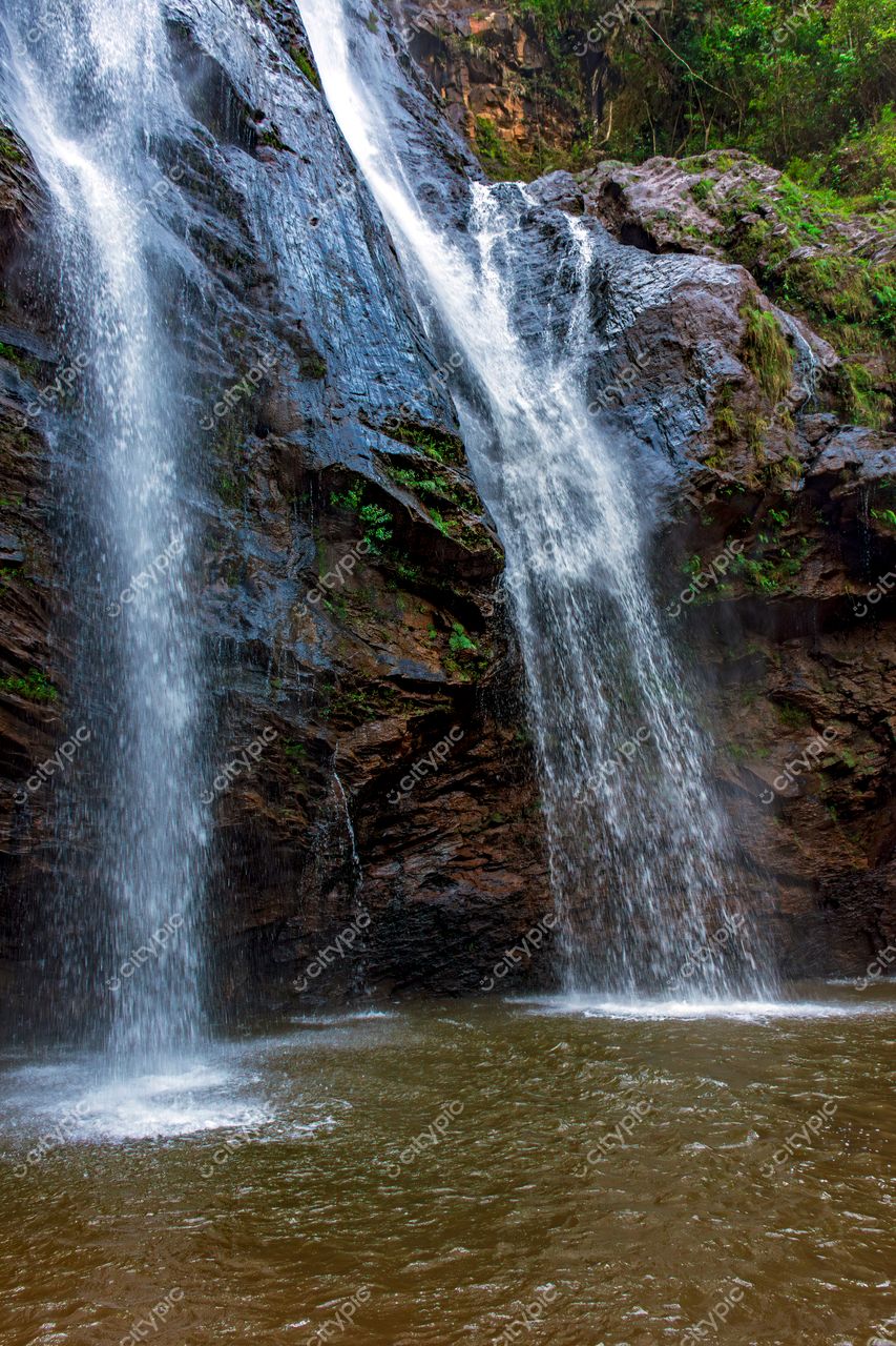 Oásis de Serenidade: A Beleza Natural da Cachoeira Cristalina