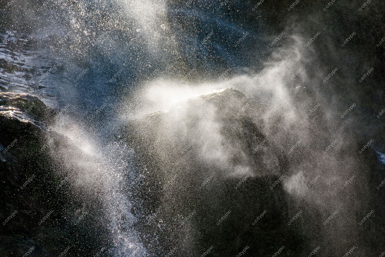 Dança da Natureza: A Beleza Dinâmica de uma Cascata