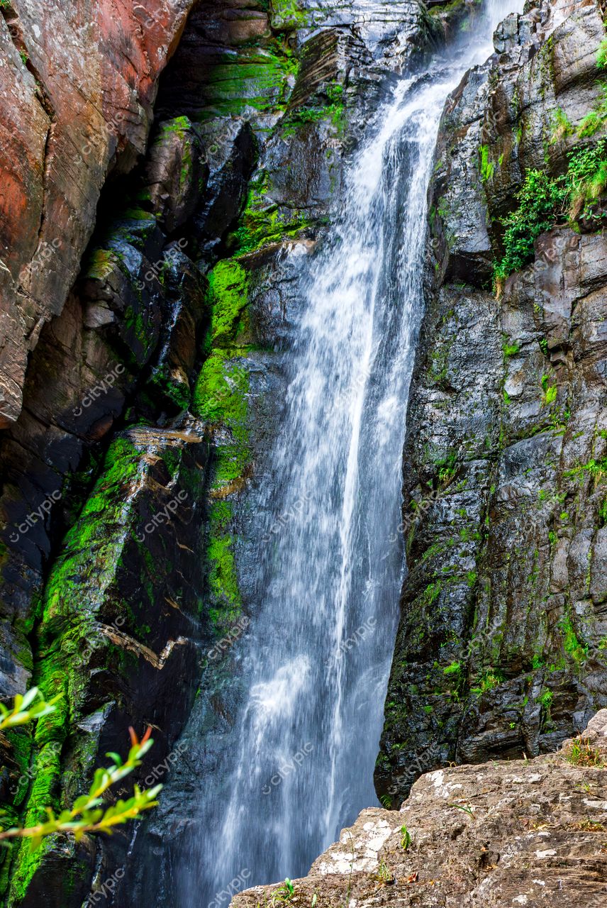 Santana do Riacho, Minas Gerais: A harmonia da natureza em uma cachoeira deslumbrante