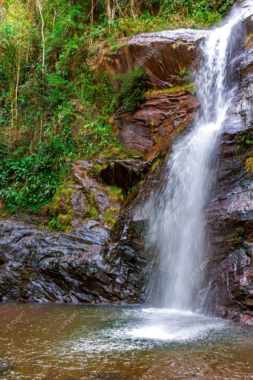 Oásis de Serenidade: A Beleza Natural da Cachoeira
