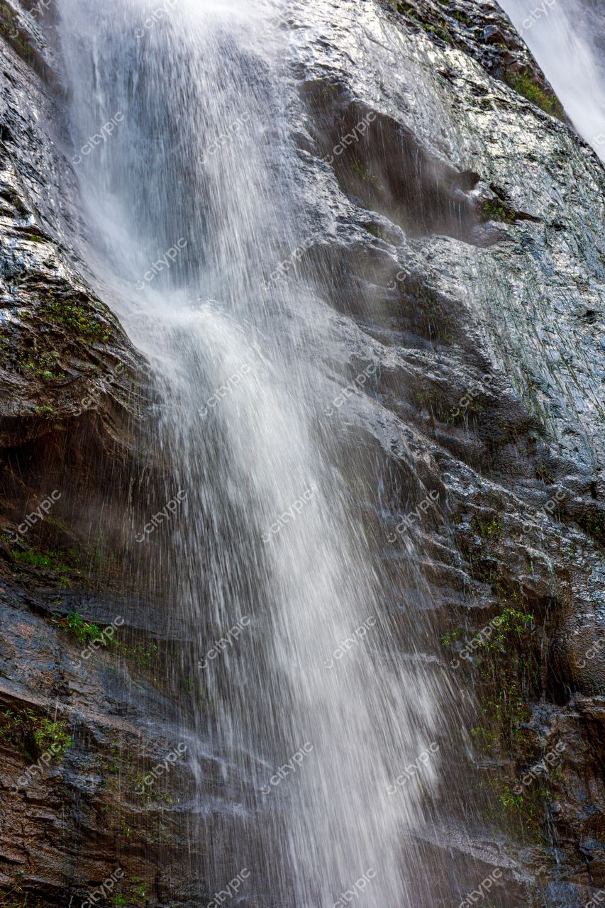Tranquilidade e beleza selvagem: a majestosa cachoeira em meio à natureza