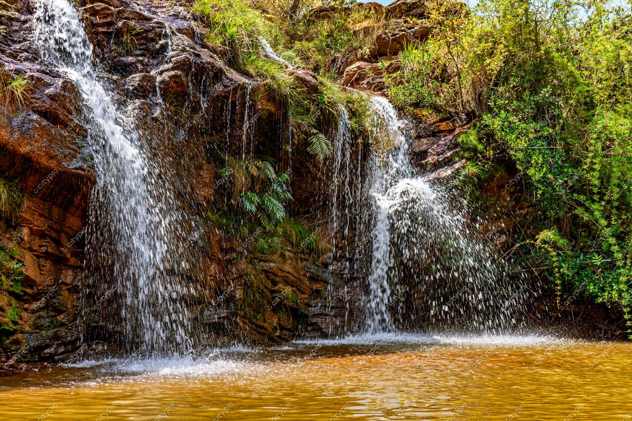 Oásis de Serenidade: A Deslumbrante Cascata Dourada