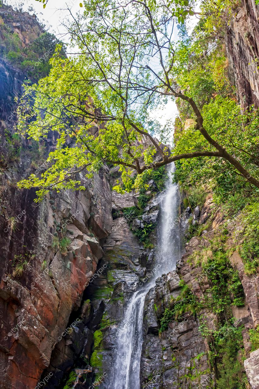 Santana do Riacho, Minas Gerais: A majestosa cachoeira em meio à exuberância natural
