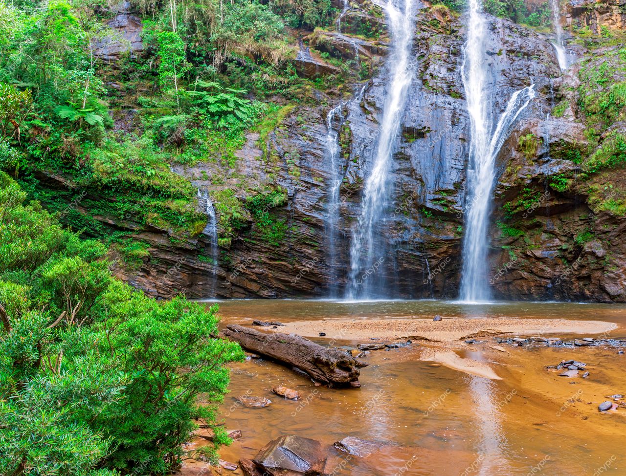 Oásis de Serenidade: A beleza da cachoeira em meio à natureza exuberante