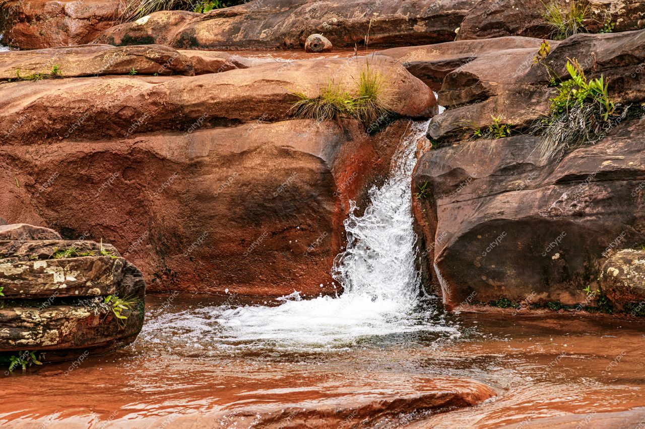 Ouro Preto, Minas Gerais: Cachoeira serena em leito rochoso avermelhado