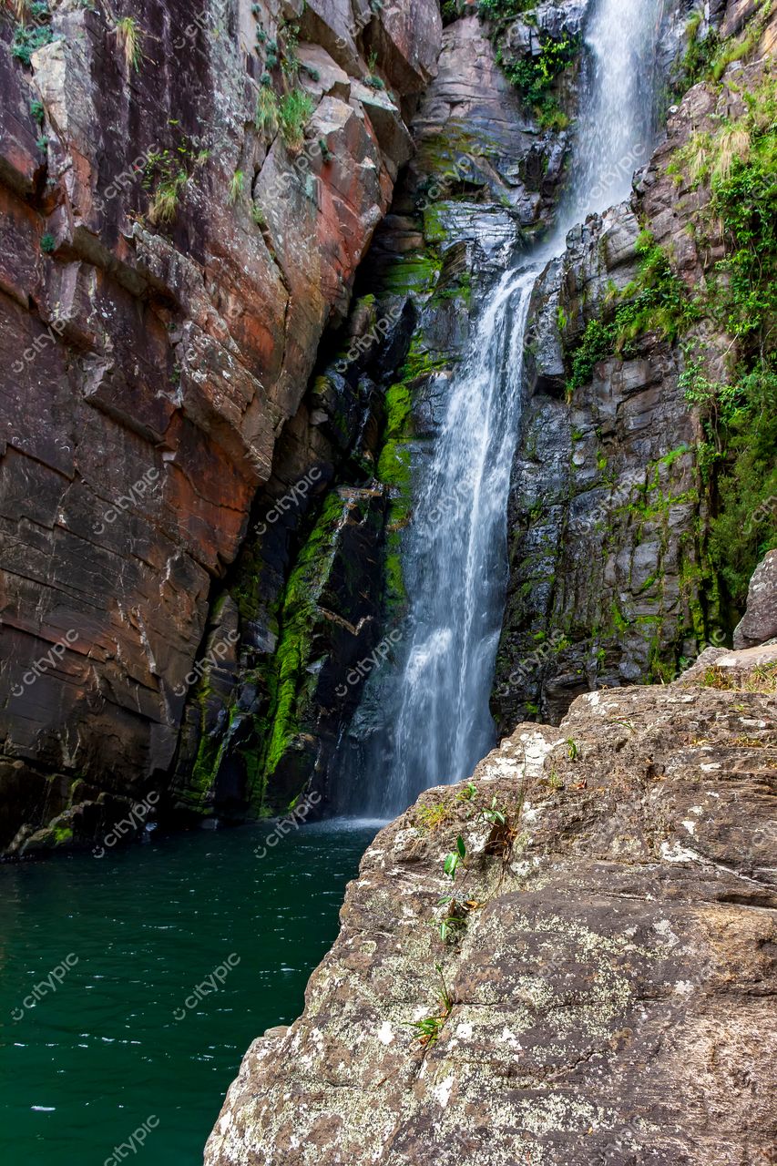 Santana do Riacho, Minas Gerais: A majestosa cachoeira da tranquilidade e beleza selvagem