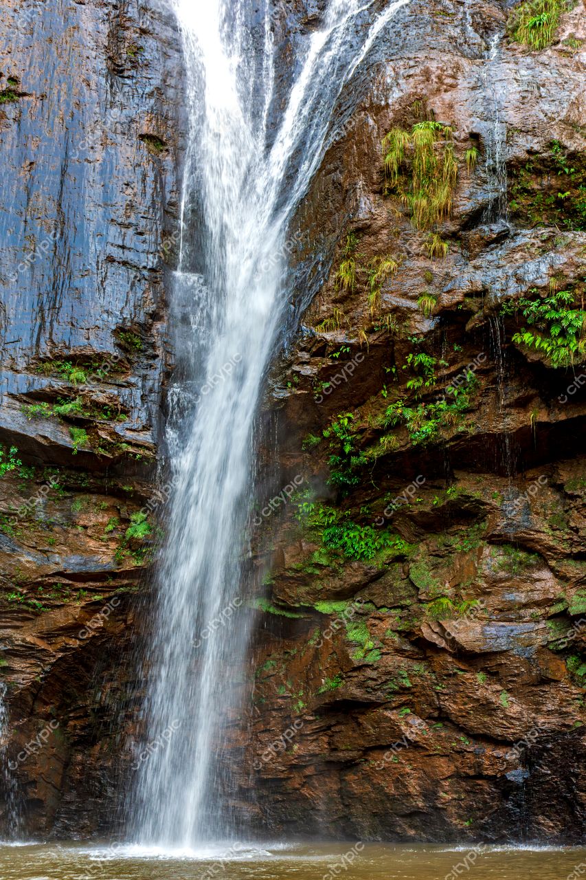 O esplendor da natureza: a majestosa cachoeira entre rochas e vegetação exuberante
