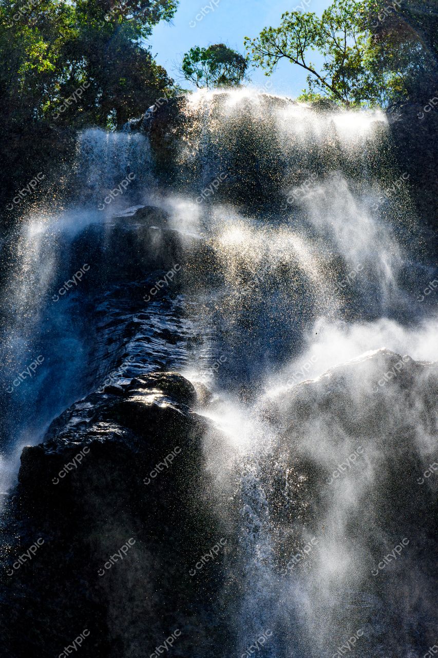 O espetáculo da cachoeira: a majestade da natureza em todo seu esplendor