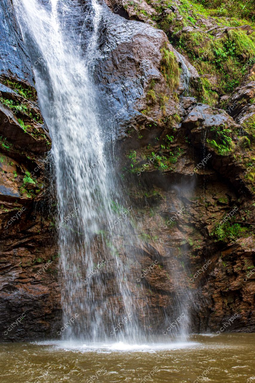 Esplendor Natural: A majestosa cachoeira e sua dança de água sobre as rochas