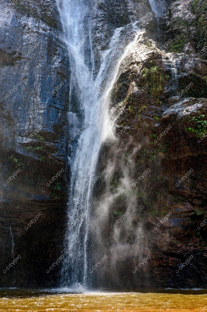O esplendor da cachoeira dourada: uma jornada pela beleza natural