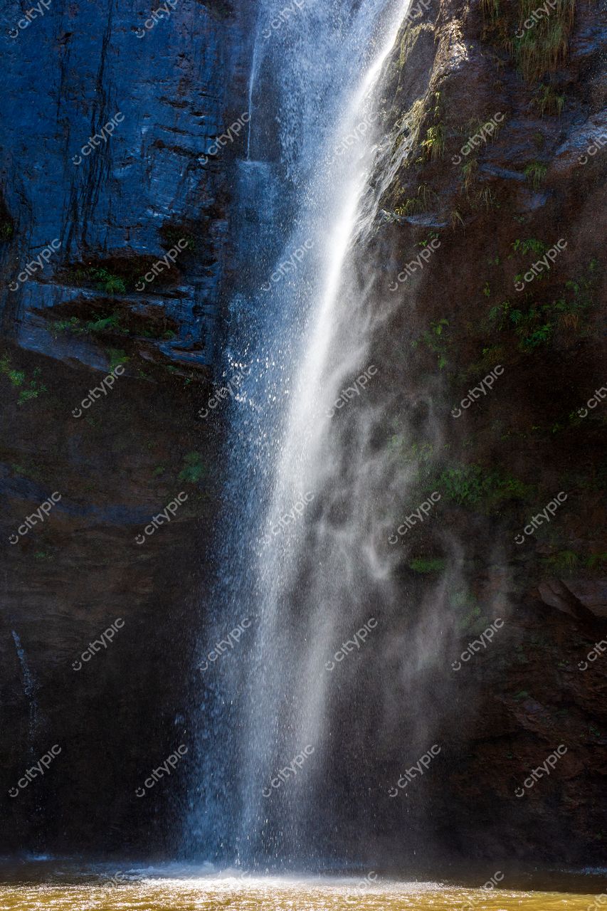 O esplendor da natureza: a cascata radiante em meio à serenidade do poço d’água