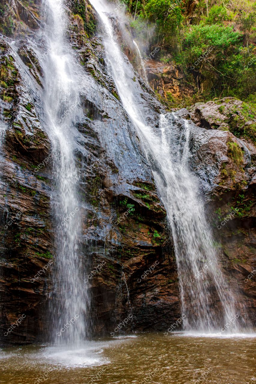 O Encanto da Cascata: Beleza e Tranquilidade em Meio à Natureza