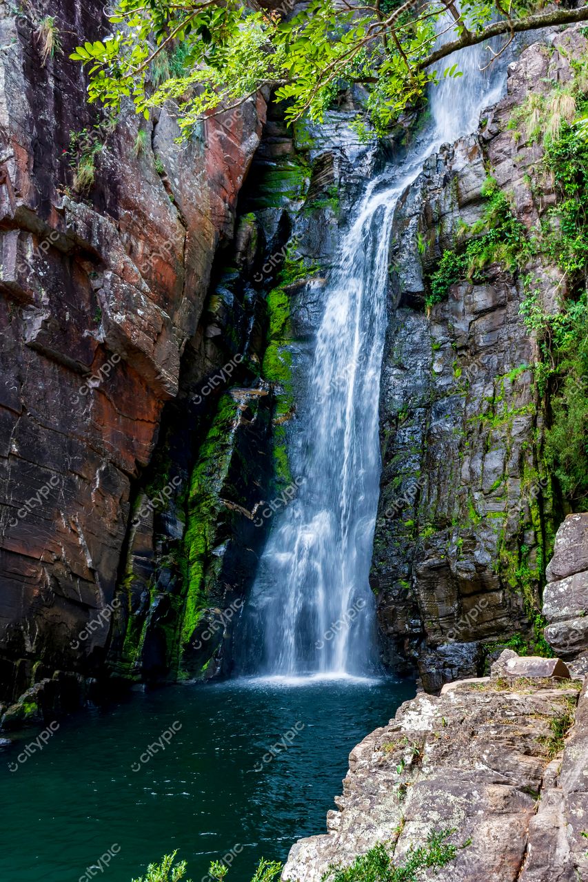 Santana do Riacho, Minas Gerais: A impressionante cascata de água cristalina