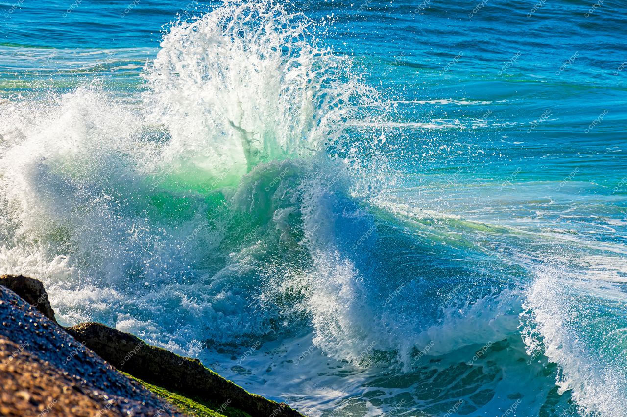 Ipanema, Rio de Janeiro: O espetáculo das ondas em toda sua beleza e energia dinâmica