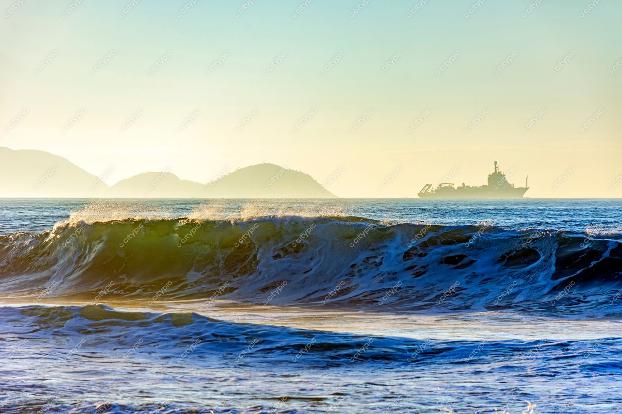 Praia de Ipanema, Rio de Janeiro: O espetáculo das ondas e ilhas ao pôr do sol
