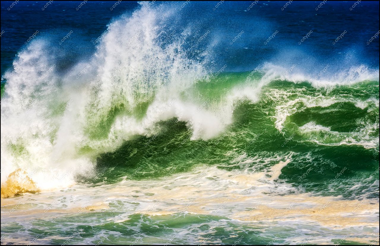 Ipanema, Rio de Janeiro: Mar vibrante e poderoso em tons verdes e azuis
