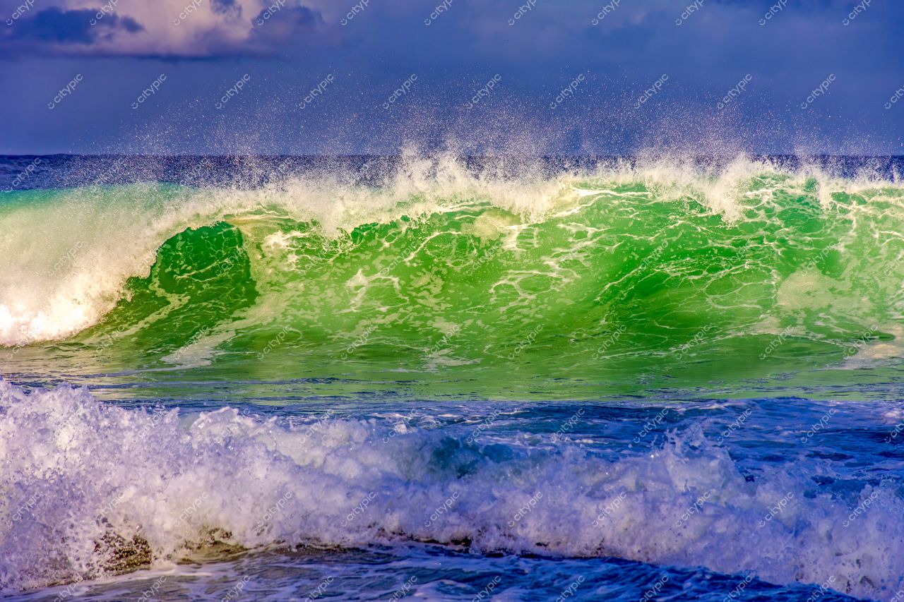 Ondas Vibrantes de Ipanema: A Majestosa Beleza do Mar no Rio de Janeiro, Brasil