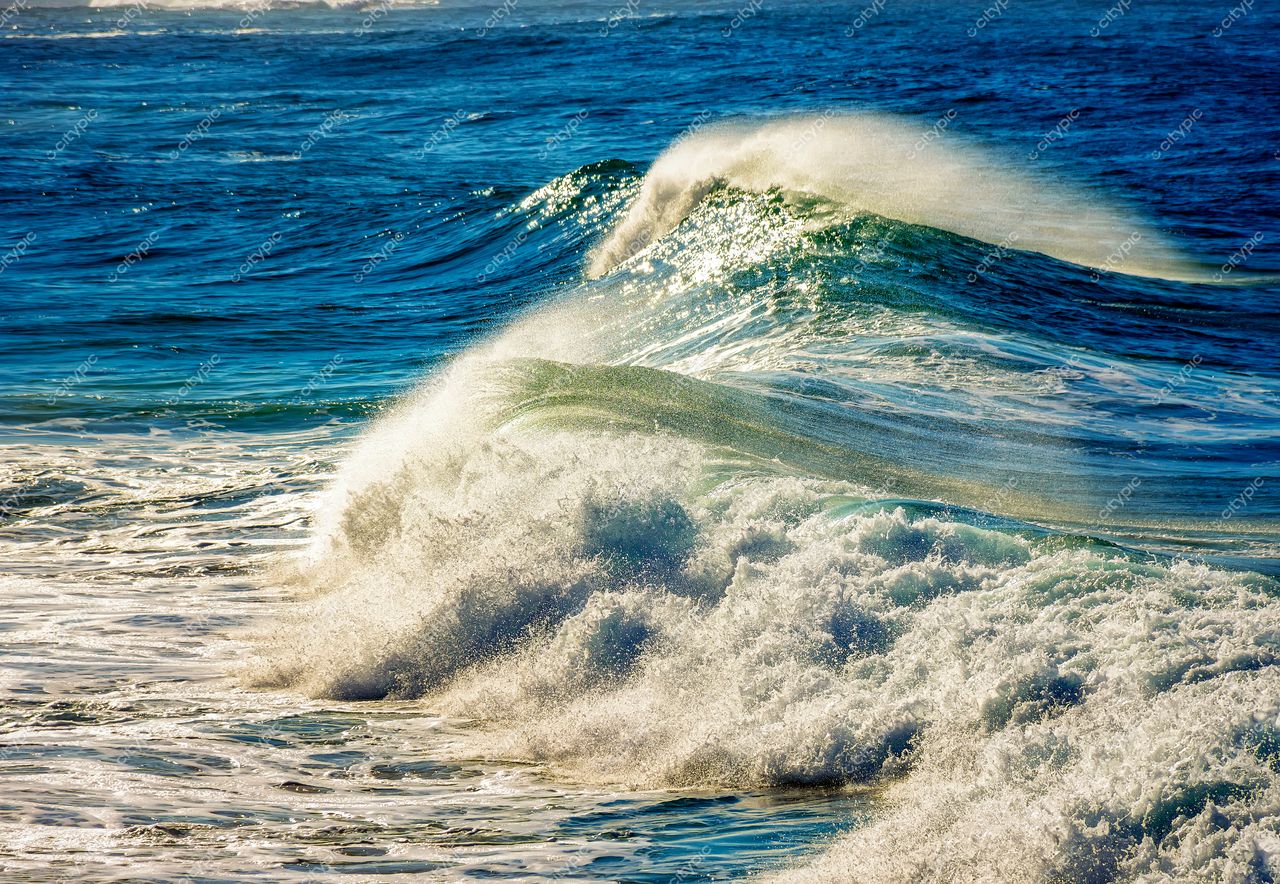 Marítima Serenidade em Ipanema, Rio de Janeiro: O Espetáculo das Ondas sob a Luz do Sol