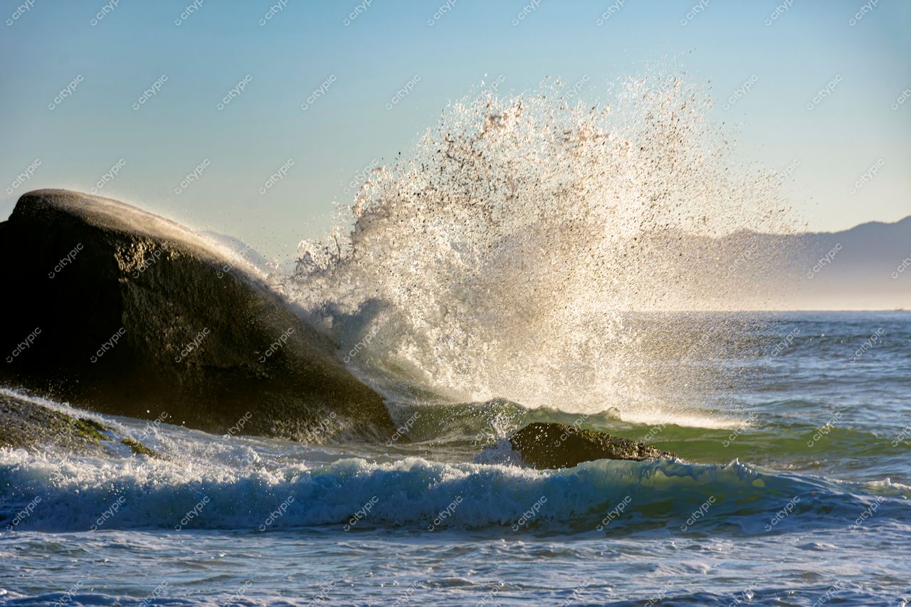 Ipanema, Rio de Janeiro: O espetáculo das ondas contra a rocha