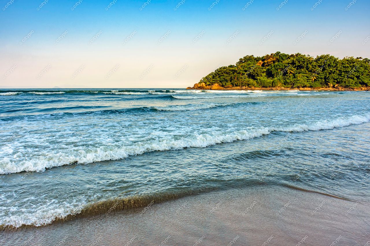 Guarujá, São Paulo: Tranquilidade e Beleza na Praia Brasileira