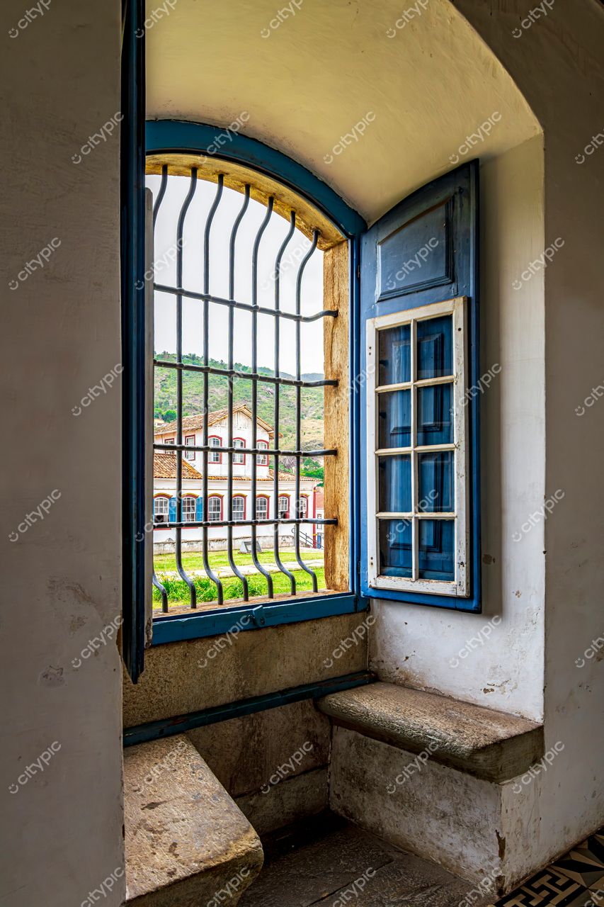 Ouro Preto, Minas Gerais: Janela Clássica com Vista Panorâmica da Arquitetura Colonial e Paisagem Verdejante