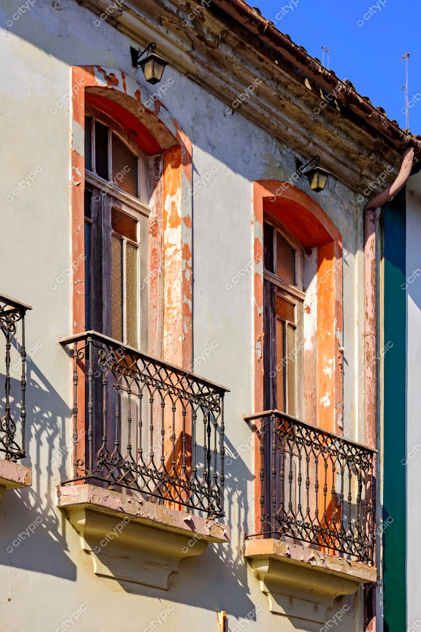 Ouro Preto, Minas Gerais: Fachada histórica com janelas em tons de laranja e varandas em ferro forjado