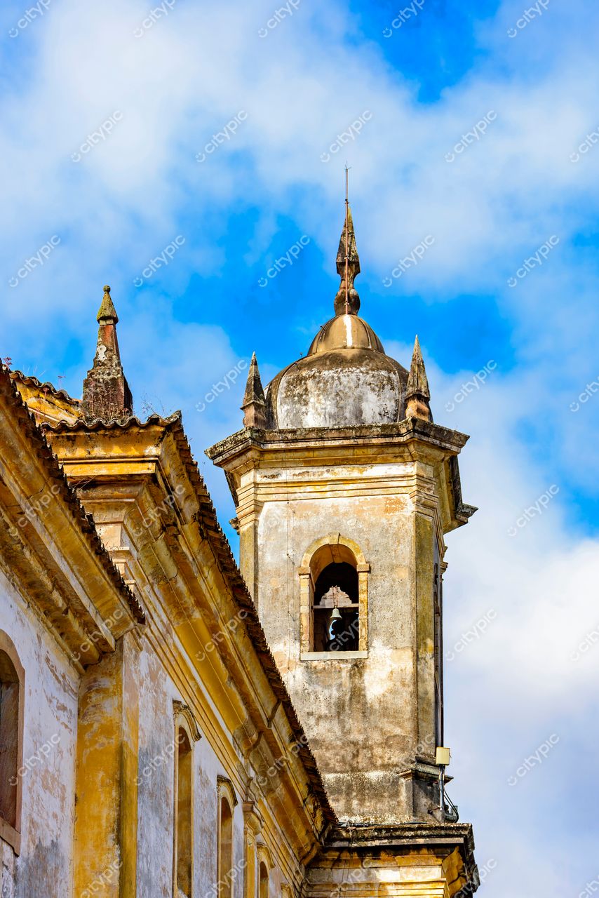 Ouro Preto, Minas Gerais: Torre colonial icônica em meio ao patrimônio cultural brasileiro