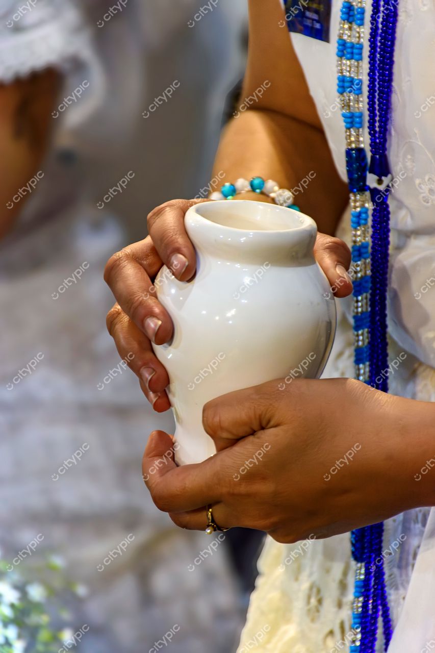 Belo Horizonte, Minas Gerais: Mulher com vaso branco em estilo rústico e elegante