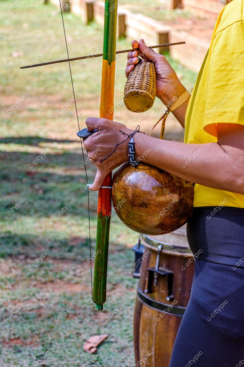 Explorando a riqueza cultural através da música: uma jornada ao ar livre