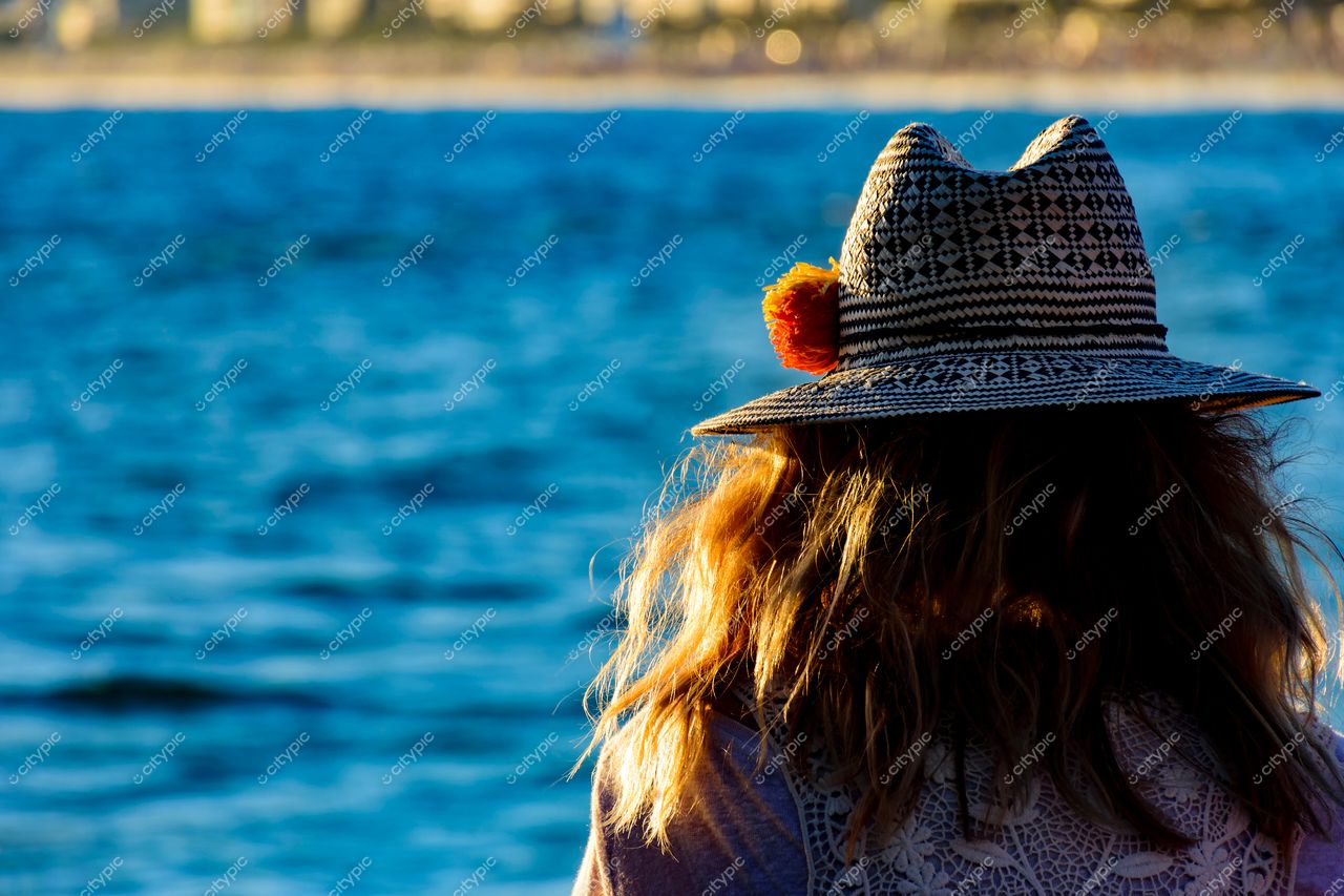 Ipanema, Rio de Janeiro: Silhueta feminina contemplando o mar em um cenário tropical