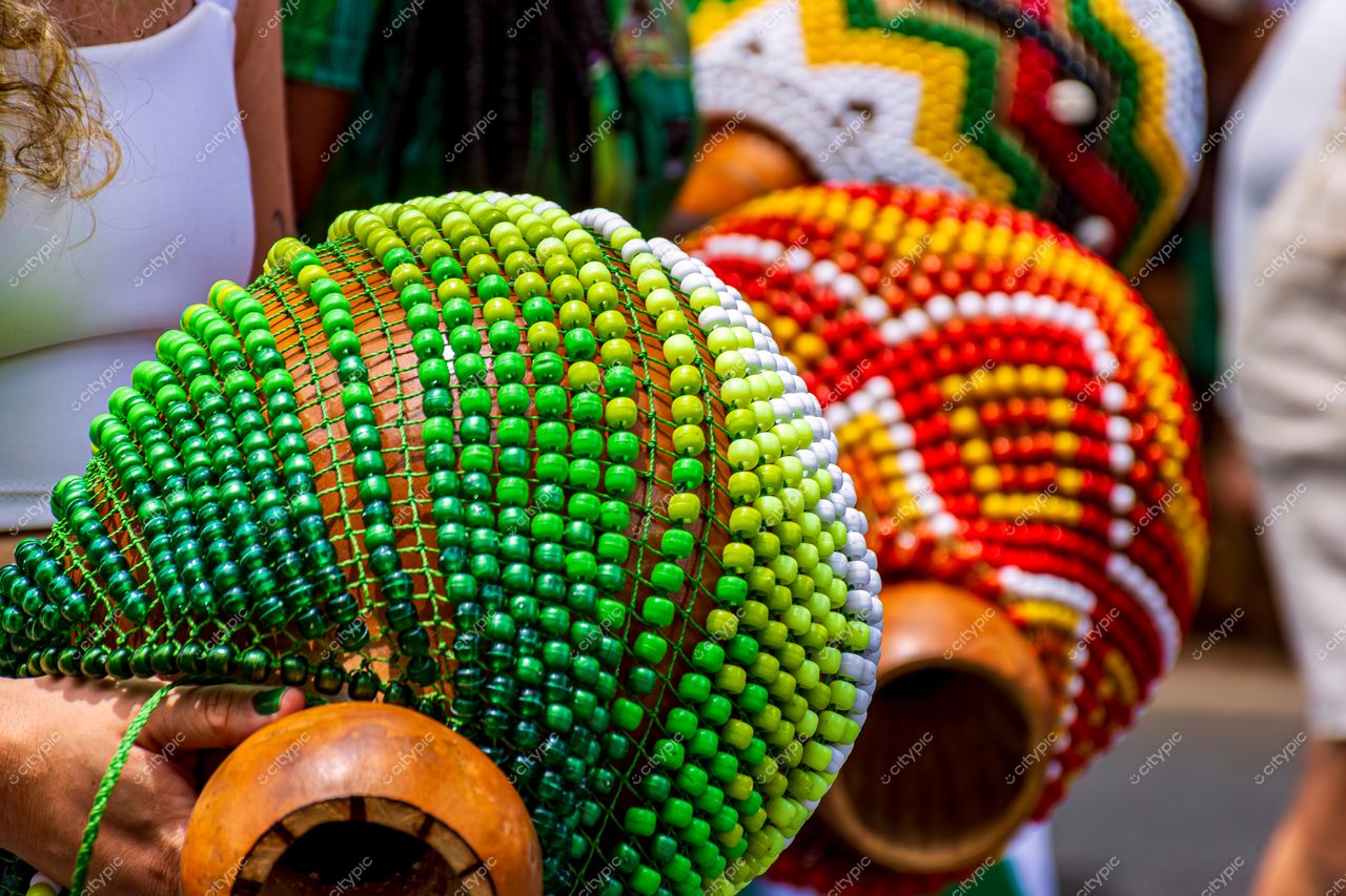 Instrumentos Tradicionais Decorados em Tons de Verde e Laranja: Celebração Cultural em Belo Horizonte, Minas Gerais, Brasil