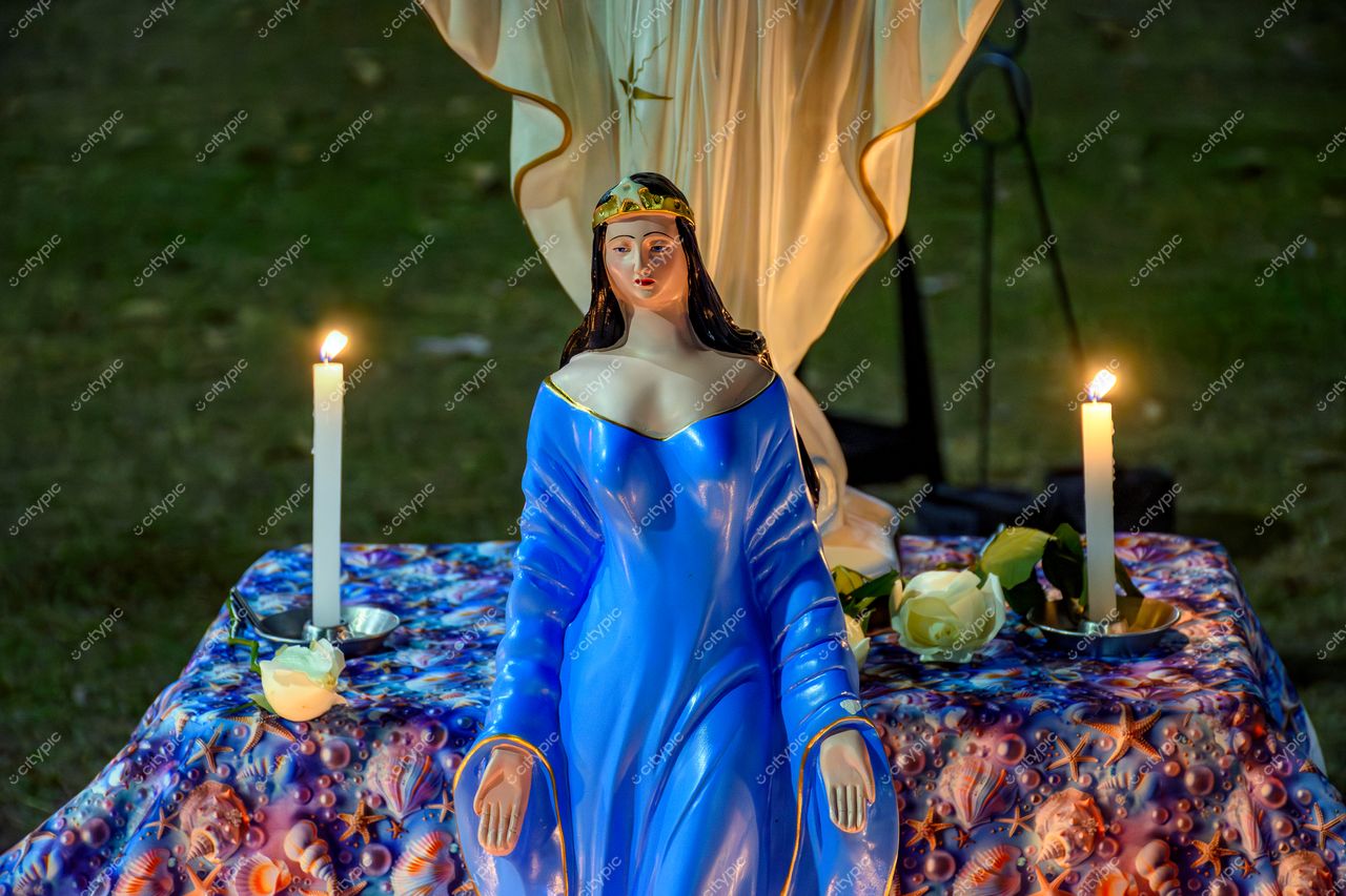 Estátua da Virgem Maria em Altar Devocional ao Ar Livre em Belo Horizonte, Minas Gerais, Brasil