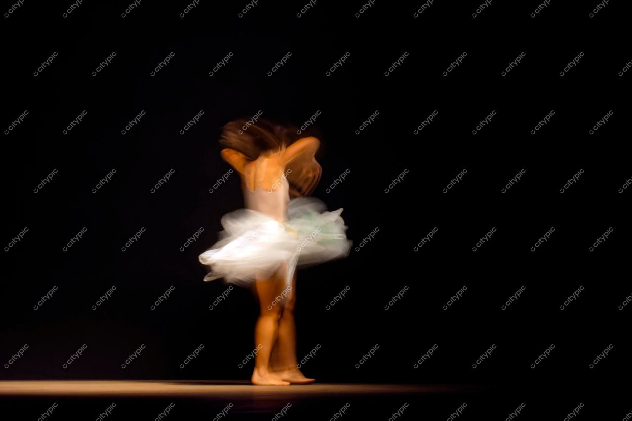 Bailarina em Movimento: Performance Etérea em Belo Horizonte, Minas Gerais
