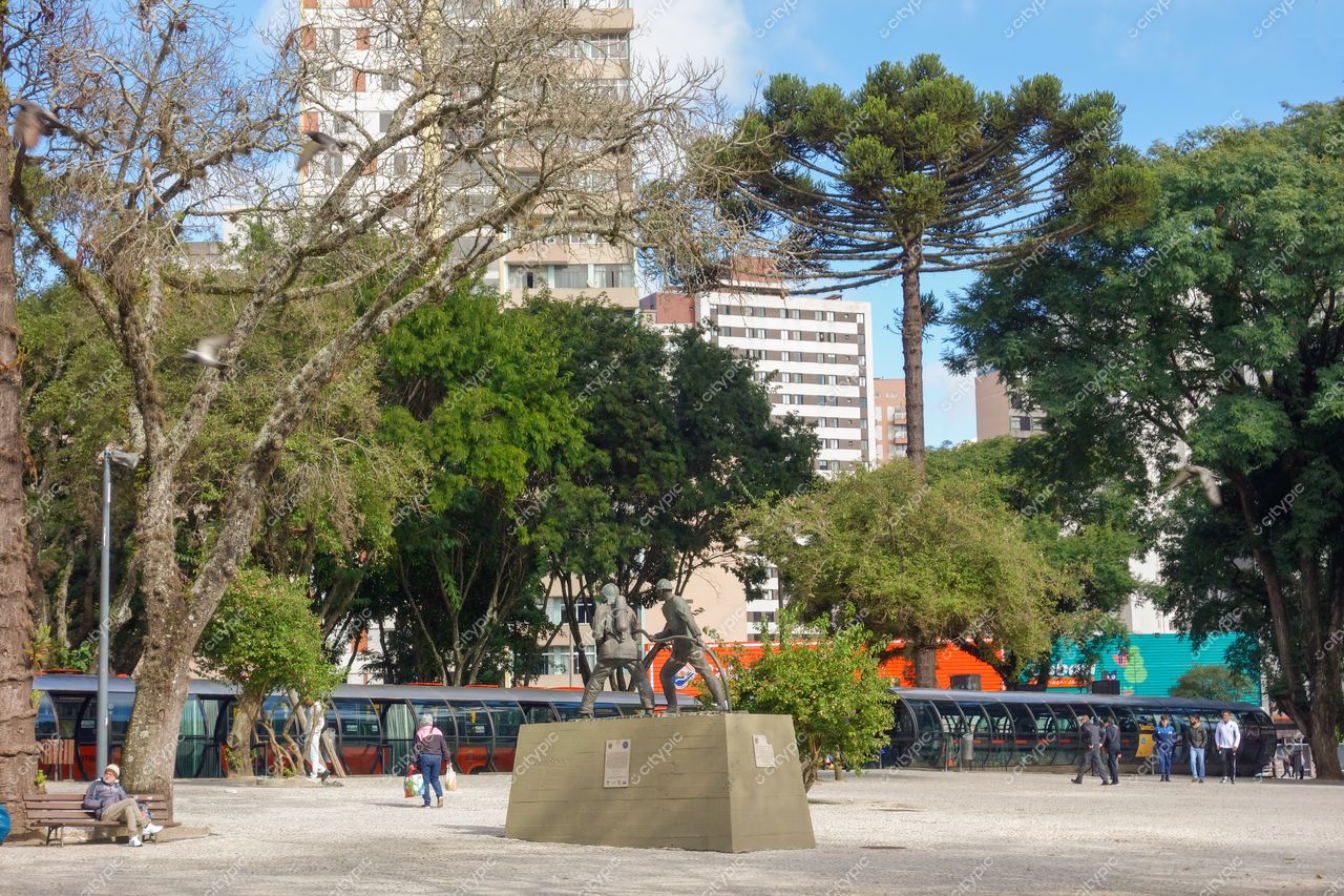 Curitiba, Paraná, Brasil: Monumento emblemático em meio à natureza e modernidade da cidade