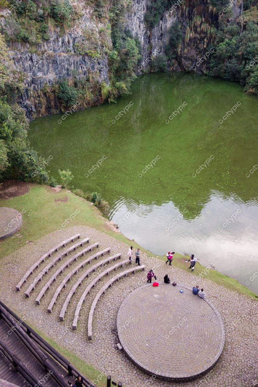 Curitiba, Paraná: Lago sereno refletindo a natureza exuberante