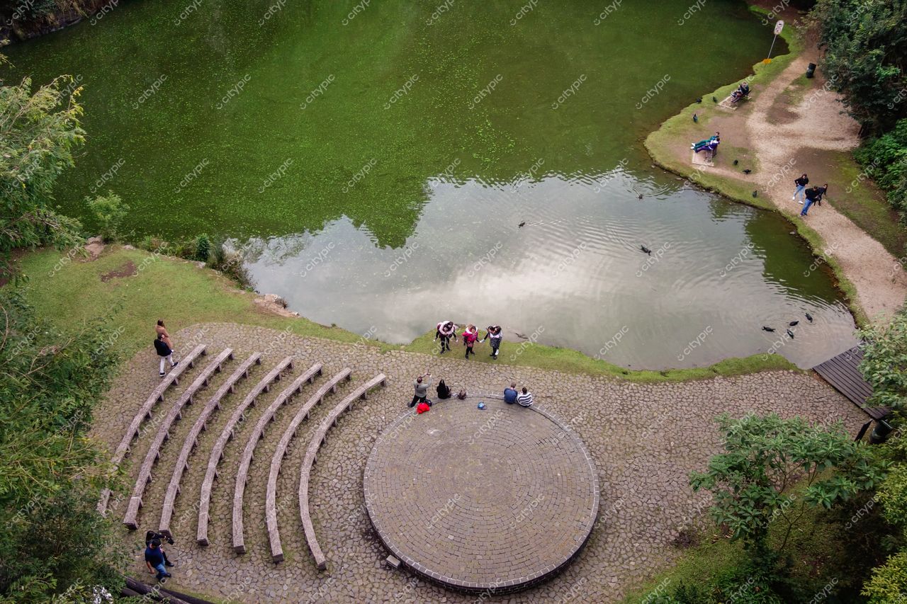 Curitiba, Paraná, Brasil: Vista panorâmica de um espaço ao ar livre com lago calmo e arquibancada de madeira