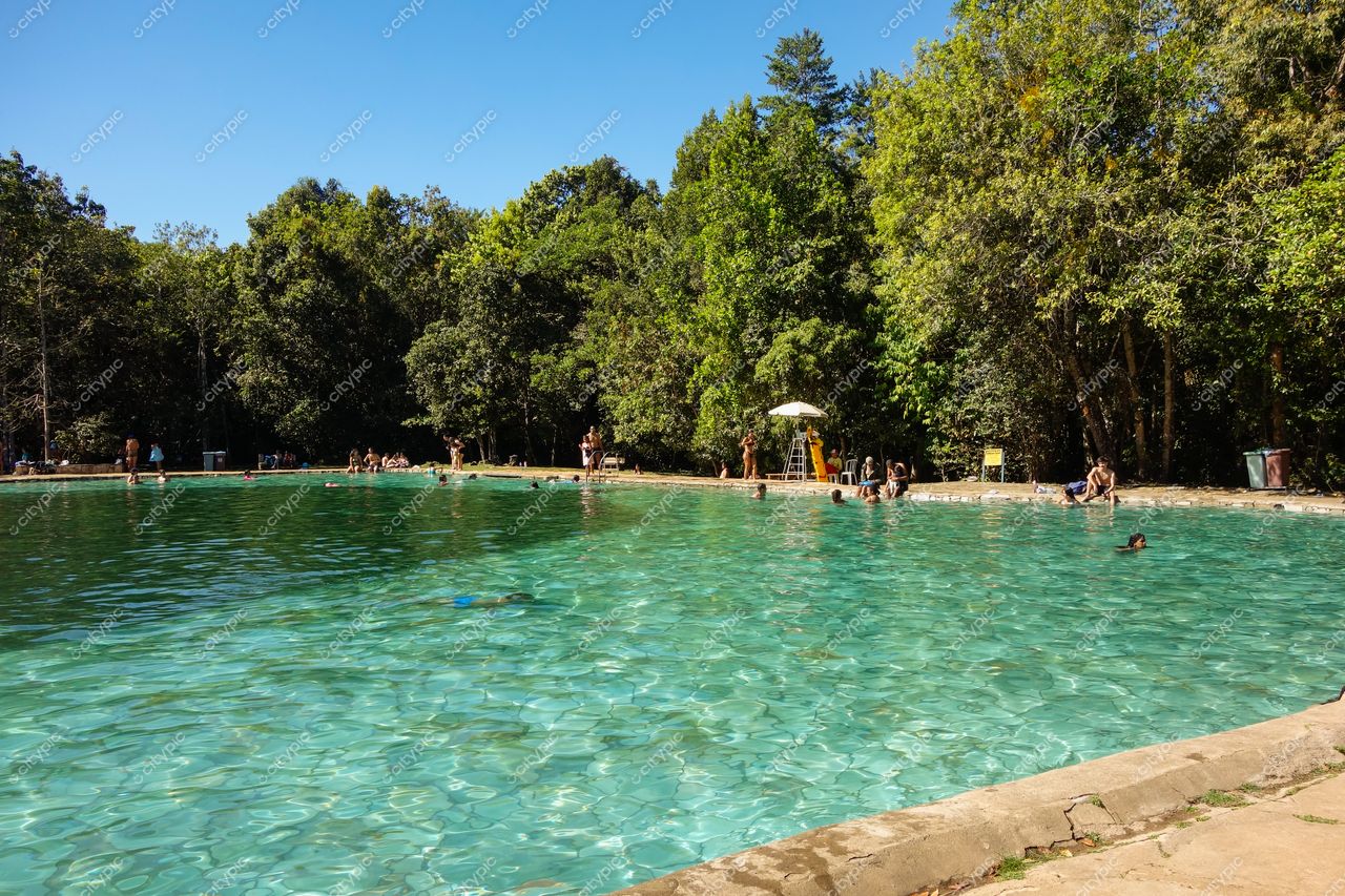 Brasília, DF: Piscina de águas cristalinas em meio à natureza exuberante