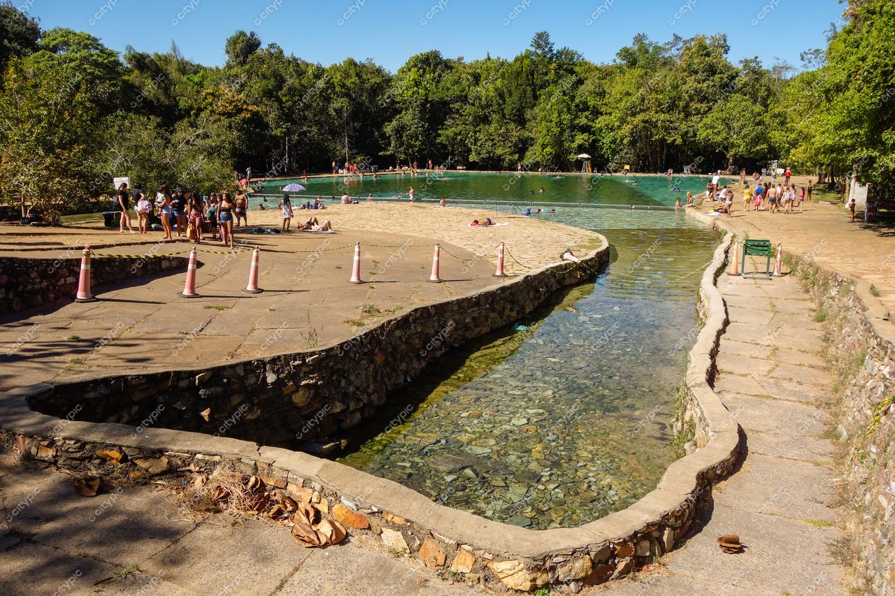 Brasília, DF: Lago cristalino e vegetação exuberante em área de lazer familiar