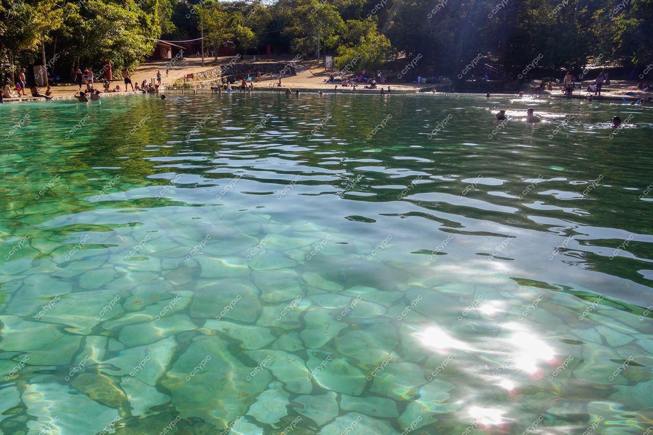Brasília, DF: Lagoa de água cristalina e pessoas se refrescando ao sol