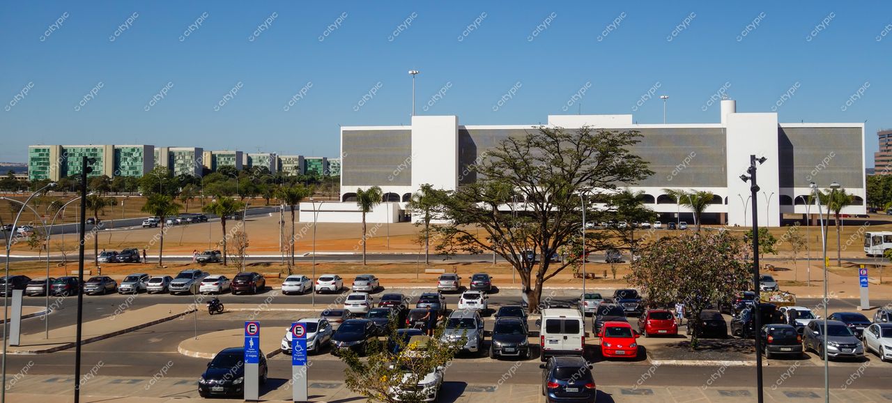 Brasília, DF: Vista panorâmica de um estacionamento com edifícios modernos ao fundo