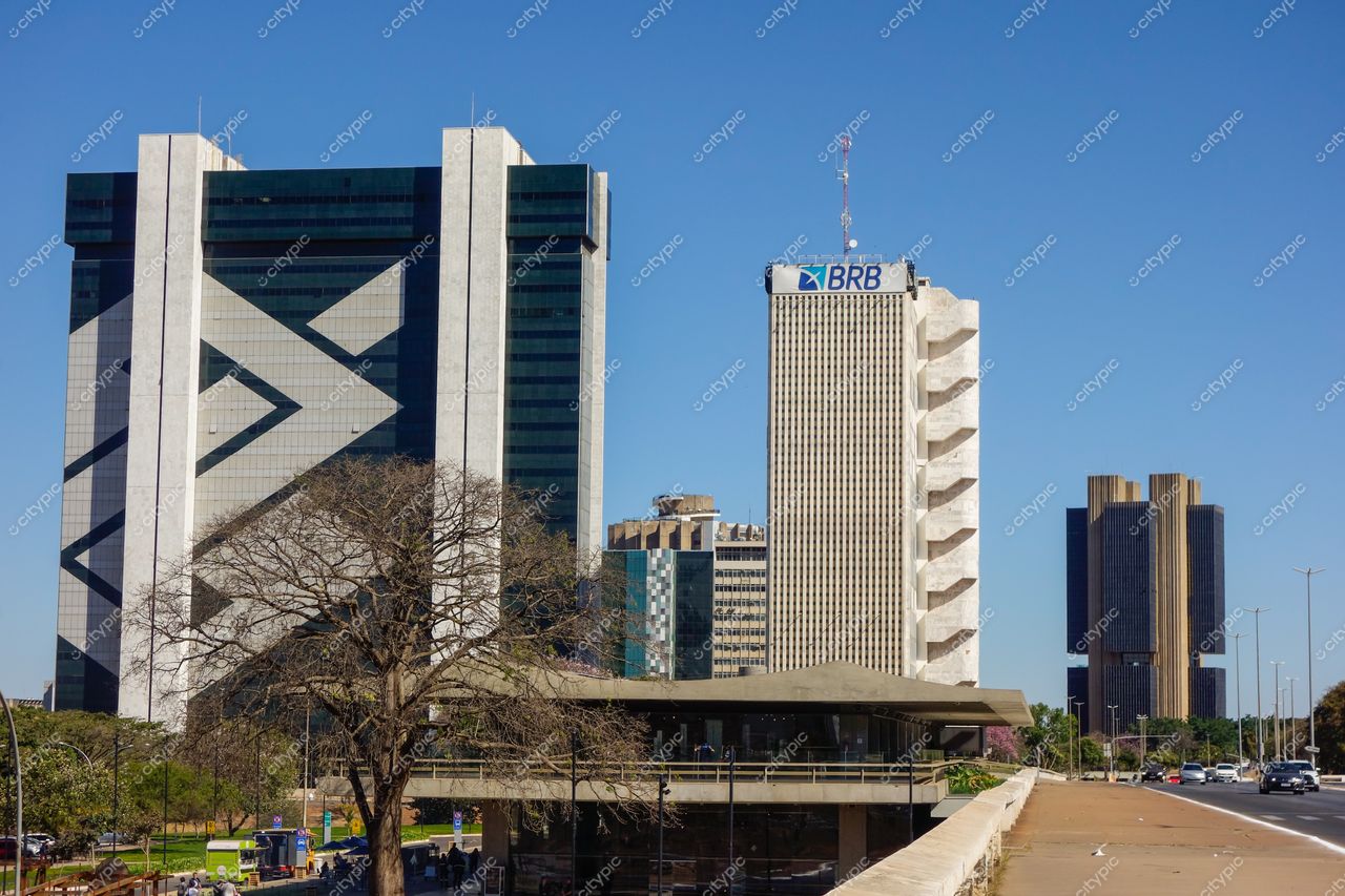 Brasília: Panorama Moderno da Capital Brasileira com Edifícios Impressionantes e Natureza Vibrante