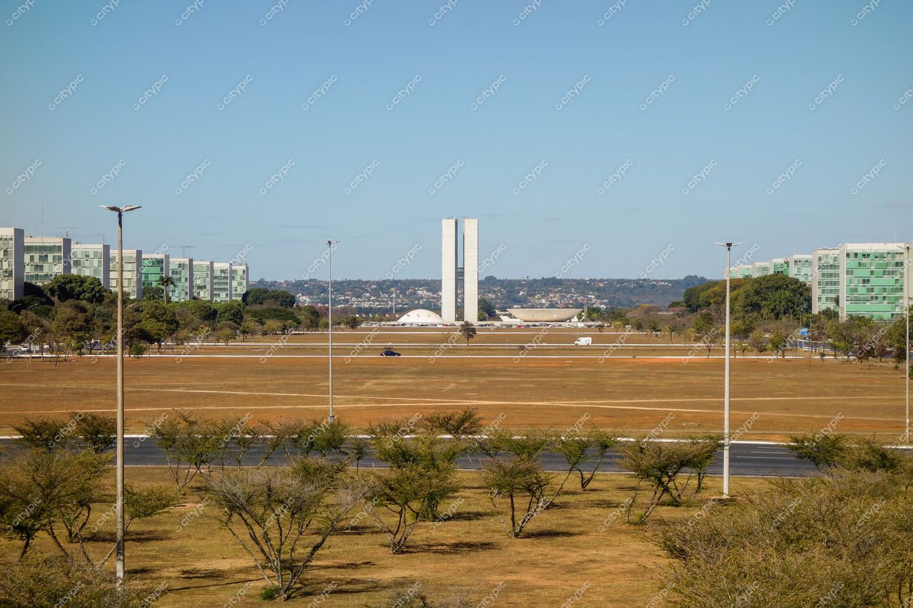 Brasília: Vista Panorâmica do Centro Político sob o Céu Azul de Oscar Niemeyer