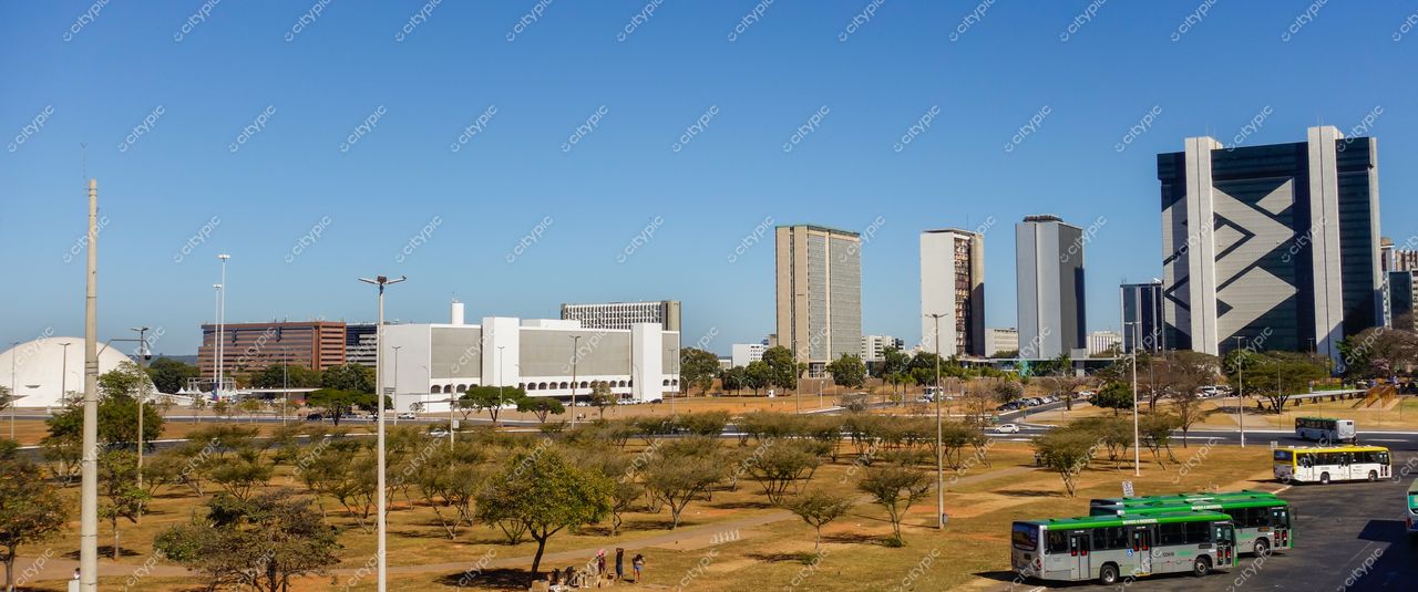 Brasília, Distrito Federal: Panorama da arquitetura modernista da capital brasileira sob o céu ensolarado