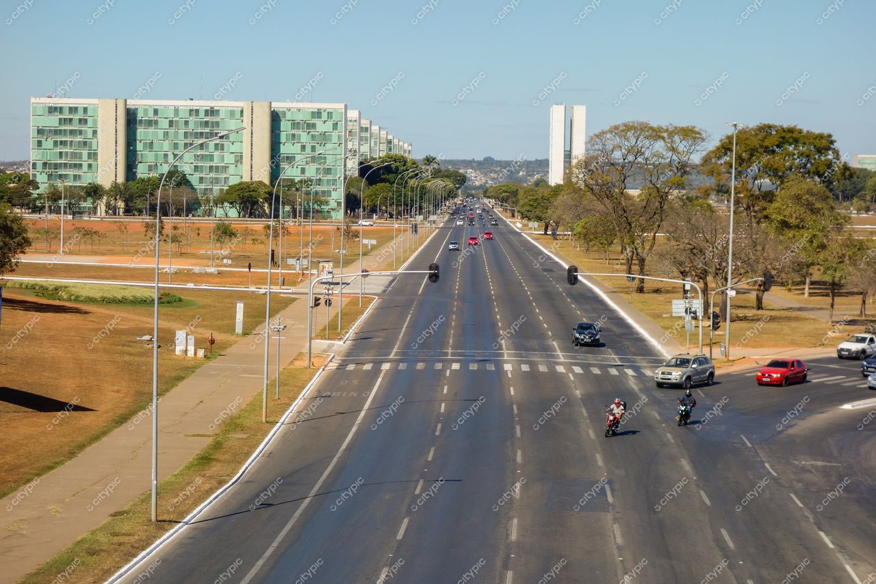 Brasília em Movimento: Avenida Moderna e Arborizada da Capital Brasileira